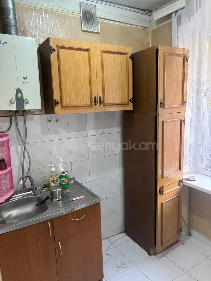 1 Սենյականոց Բնակարան Քարե Շենքում, 30քմ, 2/4 հարկ, Նորմալ Վիճակում