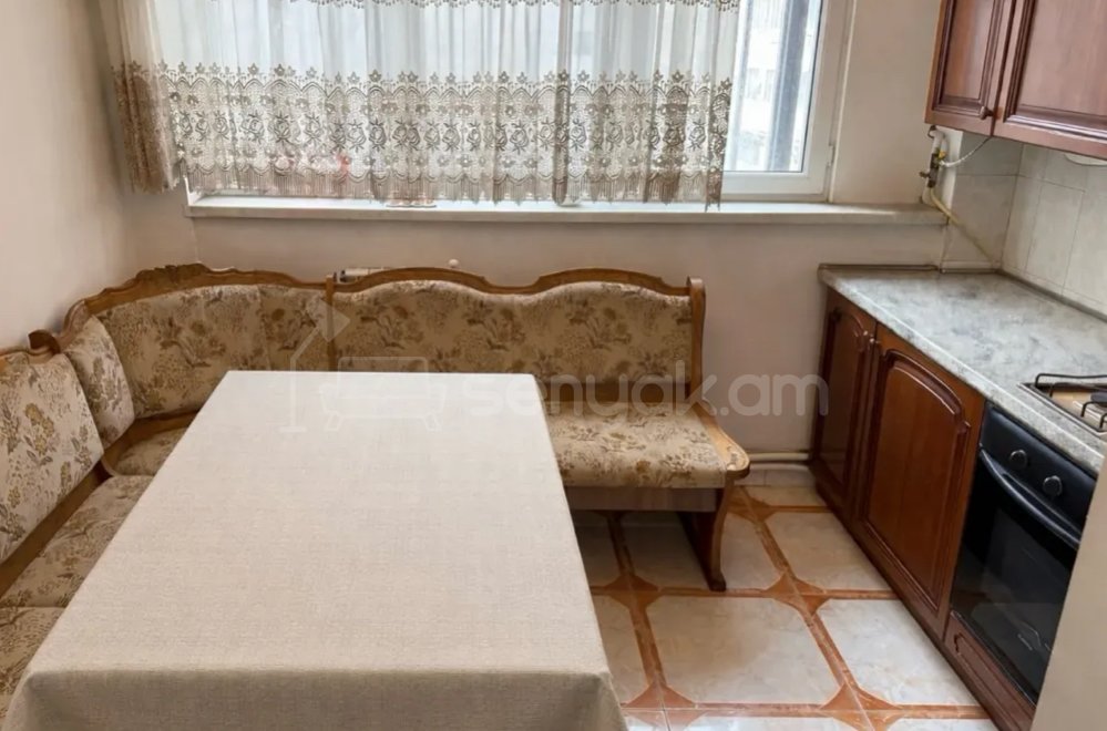 3 Սենյականոց Բնակարան Քարե Շենքում, 82քմ, 3/5 հարկ, Կապիտալ Վերանորոգված, Կահավորված