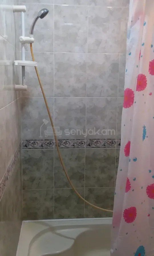2 Սենյականոց Բնակարան Քարե Շենքում, 37քմ, 3/3 հարկ, Նորմալ Վիճակում, Կահավորված, Արևկող