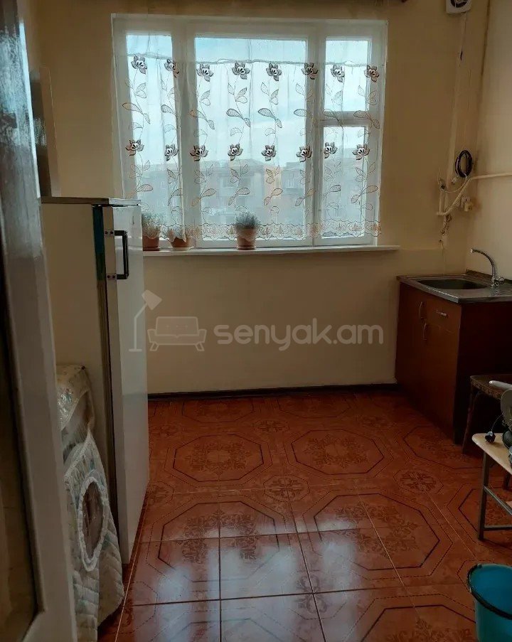 2 Սենյականոց Բնակարան Քարե Շենքում, 37քմ, 3/3 հարկ, Նորմալ Վիճակում, Կահավորված, Արևկող