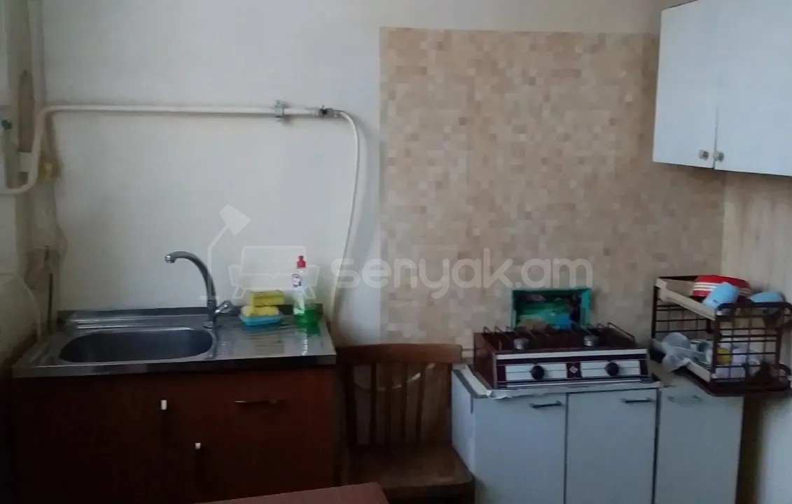 2 Սենյականոց Բնակարան Քարե Շենքում, 37քմ, 3/3 հարկ, Նորմալ Վիճակում, Կահավորված, Արևկող