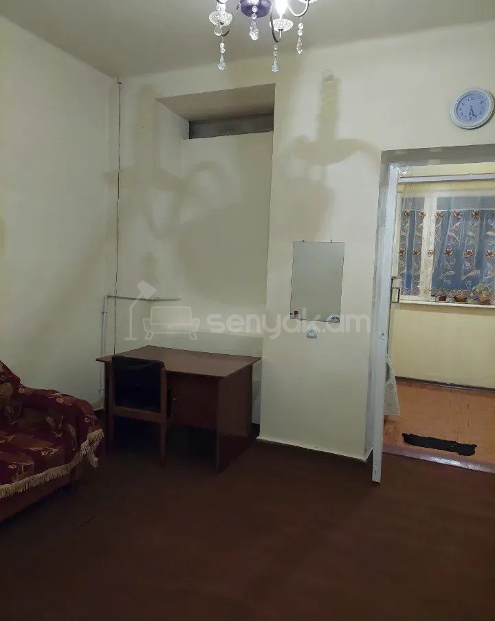 2 Սենյականոց Բնակարան Քարե Շենքում, 37քմ, 3/3 հարկ, Նորմալ Վիճակում, Կահավորված, Արևկող