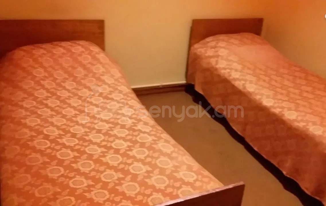 2 Սենյականոց Բնակարան Քարե Շենքում, 37քմ, 3/3 հարկ, Նորմալ Վիճակում, Կահավորված, Արևկող