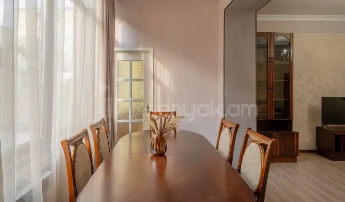 3 Սենյականոց Բնակարան Քարե Շենքում, 70քմ, 3/5 հարկ, Կապիտալ Վերանորոգված, Կահավորված