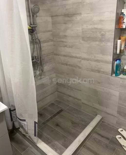 3 Սենյականոց Բնակարան Քարե Շենքում, 100քմ, 5/5 հարկ, Կապիտալ Վերանորոգված