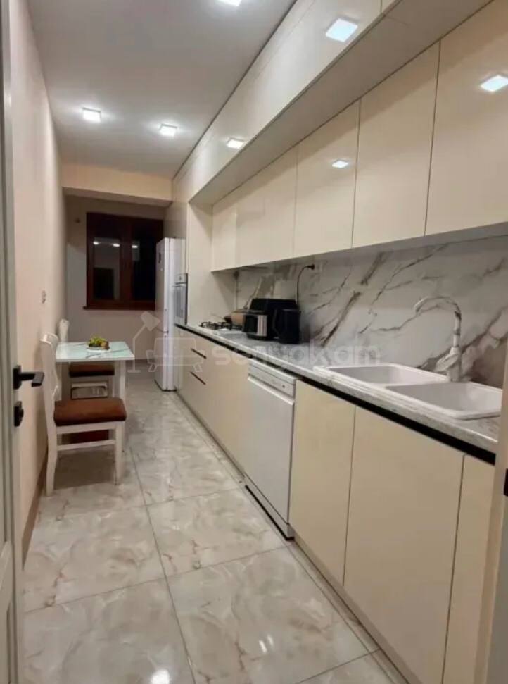 3 Սենյականոց Բնակարան Քարե Շենքում, 78քմ, 2/5 հարկ, Կապիտալ Վերանորոգված