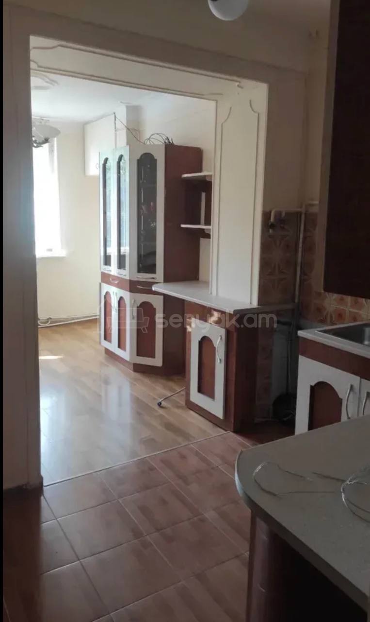 3 Սենյականոց Բնակարան Քարե Շենքում, 73քմ, 2/5 հարկ, Կապիտալ Վերանորոգված