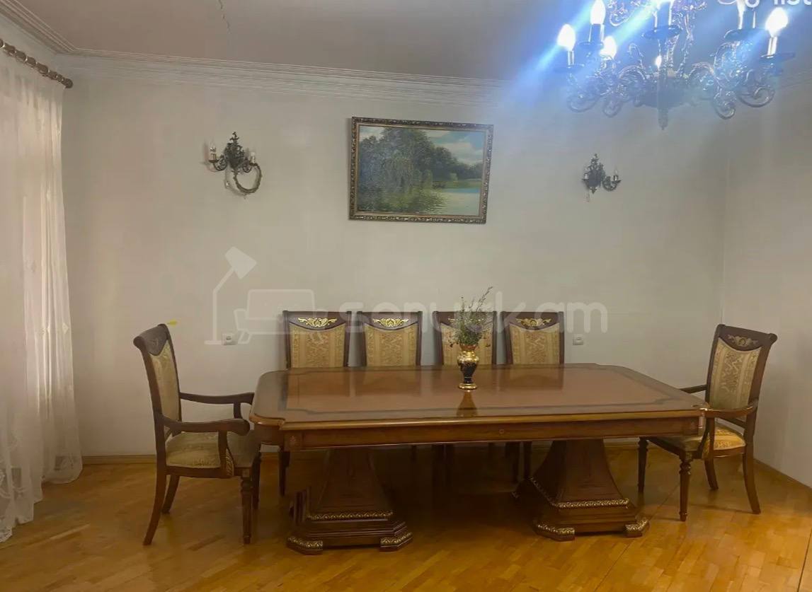 4 Սենյականոց Բնակարան Քարե Շենքում, 200քմ, 5/5 հարկ, Կապիտալ Վերանորոգված