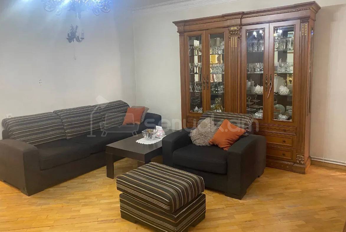 4 Սենյականոց Բնակարան Քարե Շենքում, 200քմ, 5/5 հարկ, Կապիտալ Վերանորոգված