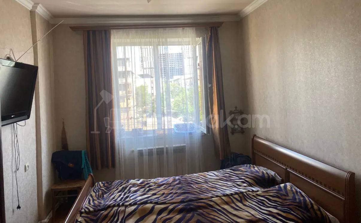 4 Սենյականոց Բնակարան Քարե Շենքում, 200քմ, 5/5 հարկ, Կապիտալ Վերանորոգված