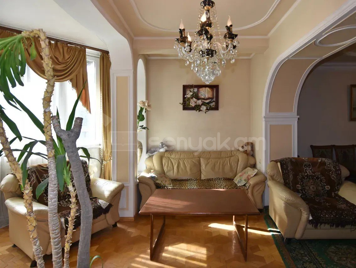 4 Սենյականոց Բնակարան Քարե Շենքում, 170քմ, 1/4 հարկ, Կապիտալ Վերանորոգված