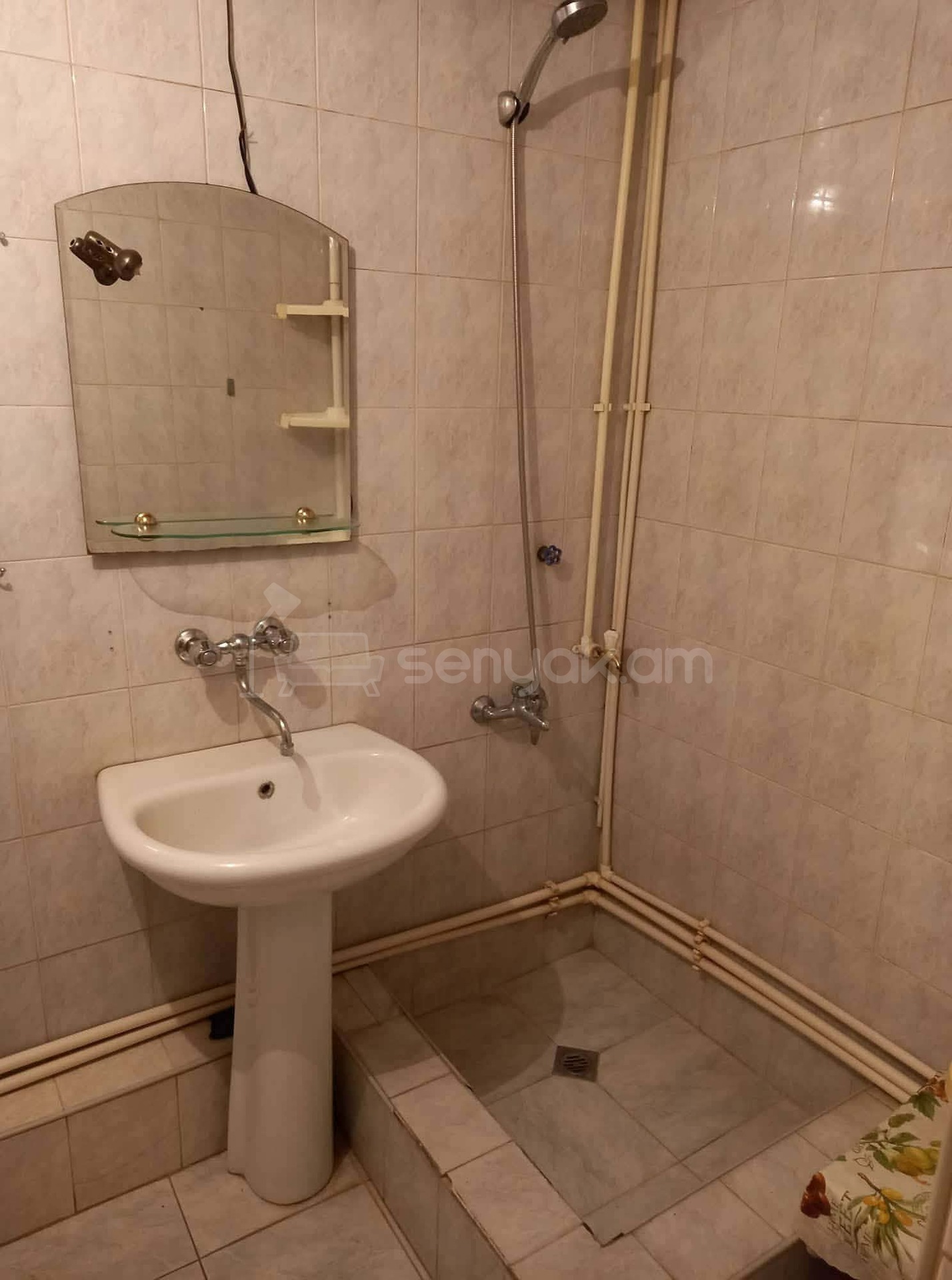 5 Սենյականոց Բնակարան Քարե Շենքում, 106քմ, 2/5 հարկ, Նորմալ Վիճակում