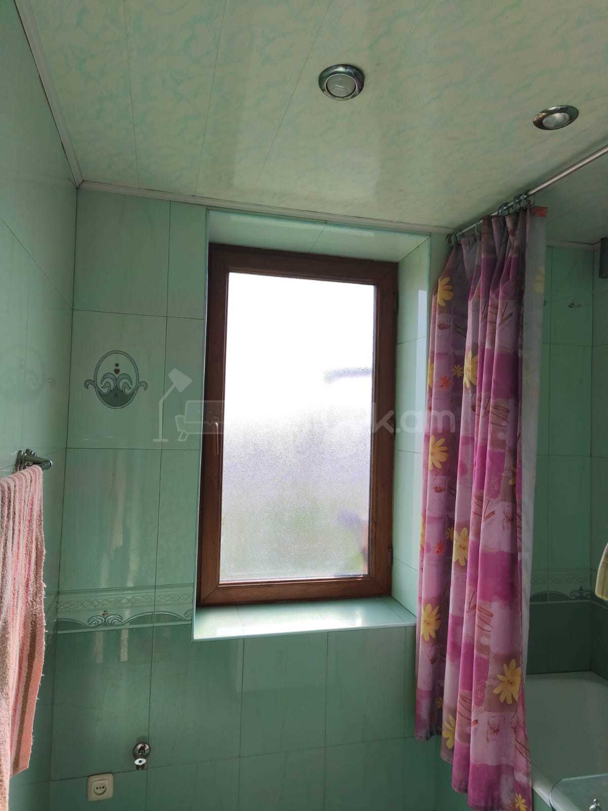 2 Սենյականոց Բնակարան Քարե Շենքում, 65քմ, 4/5 հարկ, Նորմալ Վիճակում, Կահավորված, Արևկող