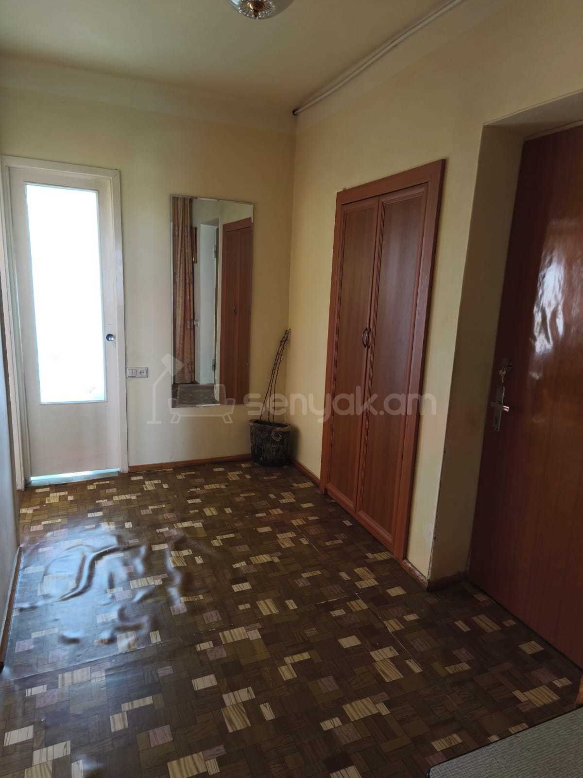 2 Սենյականոց Բնակարան Քարե Շենքում, 65քմ, 4/5 հարկ, Նորմալ Վիճակում, Կահավորված, Արևկող