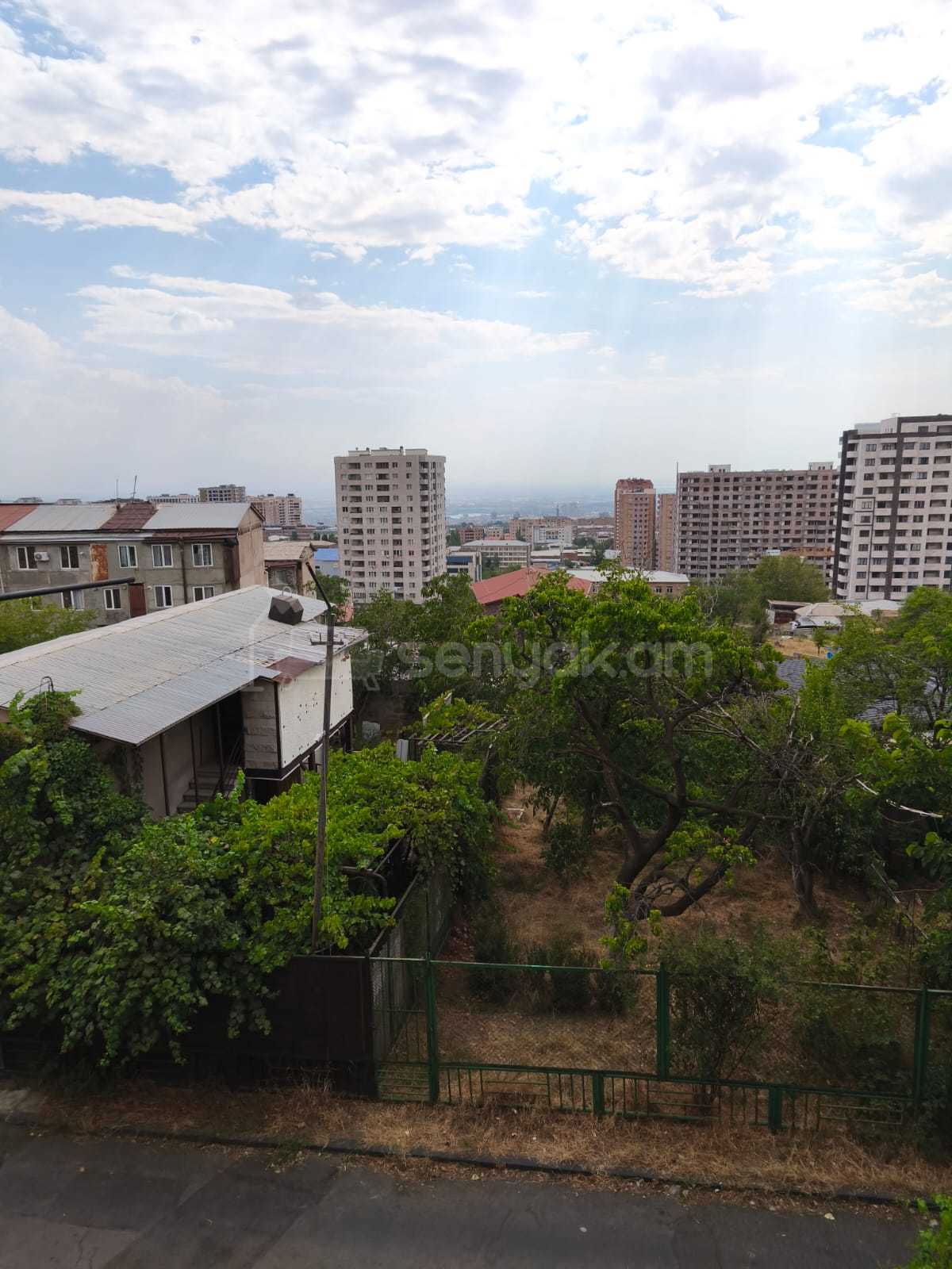 2 Սենյականոց Բնակարան Քարե Շենքում, 65քմ, 4/5 հարկ, Նորմալ Վիճակում, Կահավորված, Արևկող