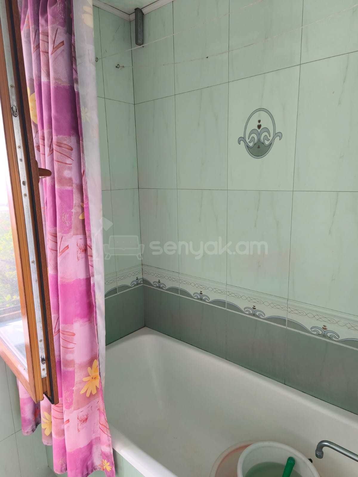 2 Սենյականոց Բնակարան Քարե Շենքում, 65քմ, 4/5 հարկ, Նորմալ Վիճակում, Կահավորված, Արևկող