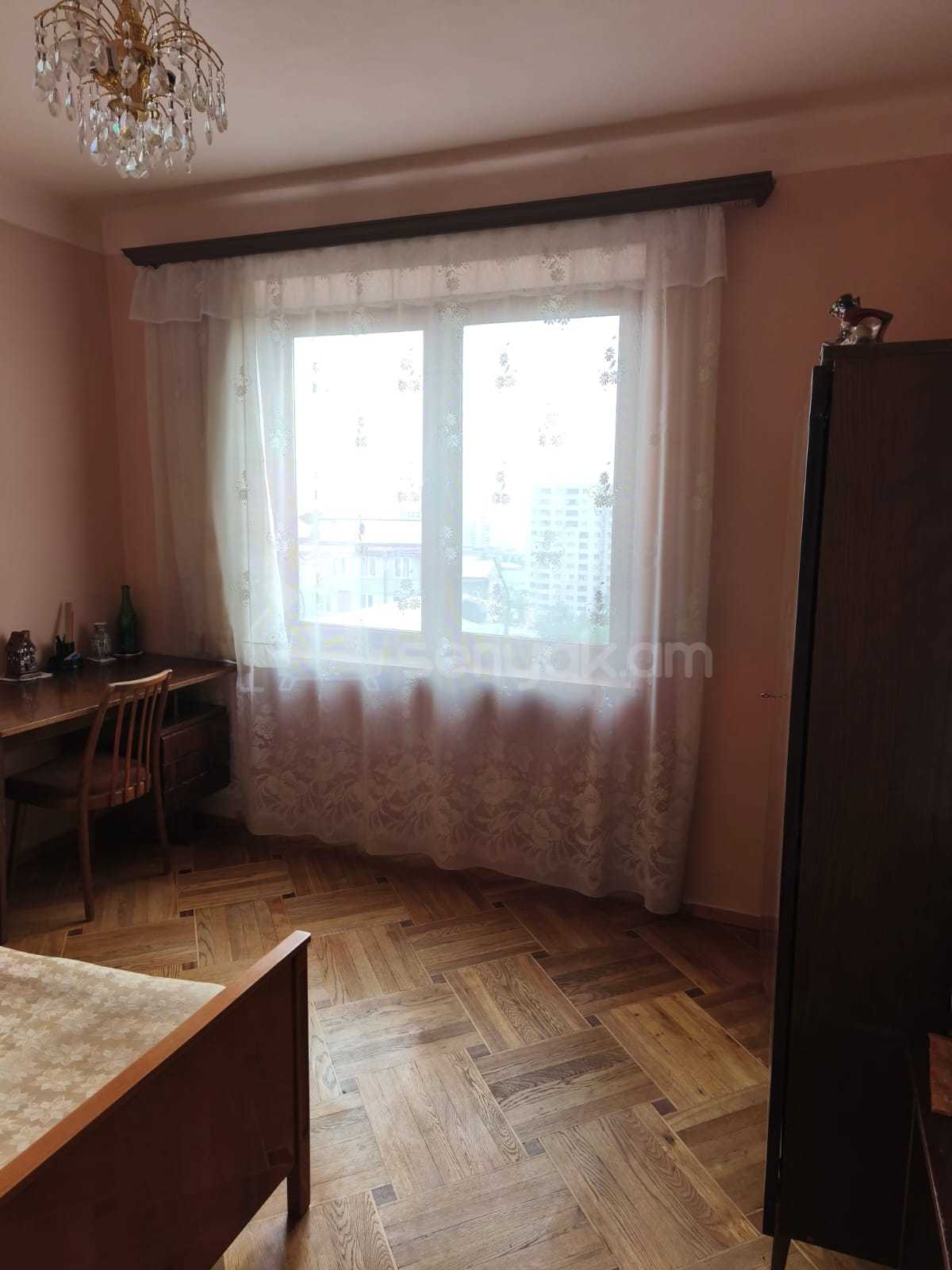2 Սենյականոց Բնակարան Քարե Շենքում, 65քմ, 4/5 հարկ, Նորմալ Վիճակում, Կահավորված, Արևկող