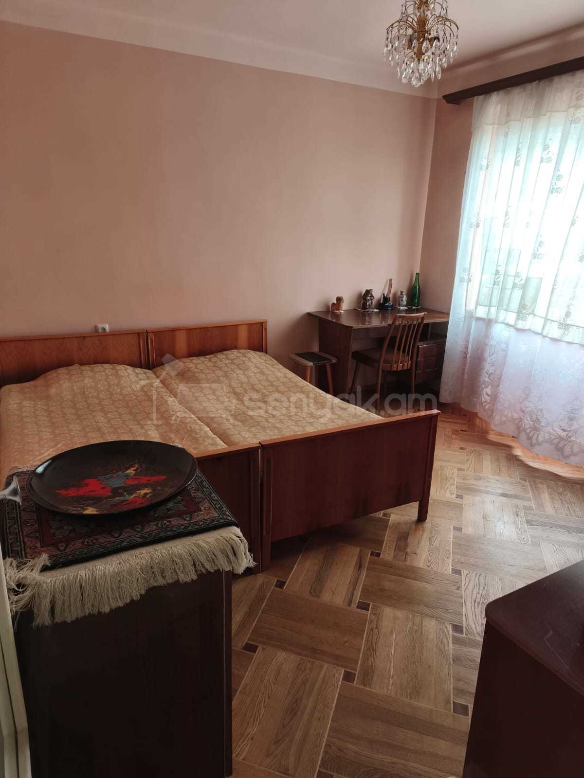 2 Սենյականոց Բնակարան Քարե Շենքում, 65քմ, 4/5 հարկ, Նորմալ Վիճակում, Կահավորված, Արևկող