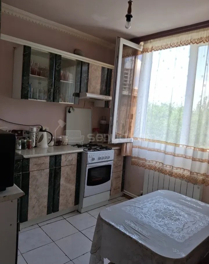 3 Սենյականոց Բնակարան Քարե Շենքում, 74քմ, 4/4 հարկ, Նորմալ Վիճակում