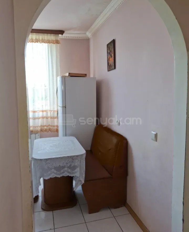 3 Սենյականոց Բնակարան Քարե Շենքում, 74քմ, 4/4 հարկ, Նորմալ Վիճակում