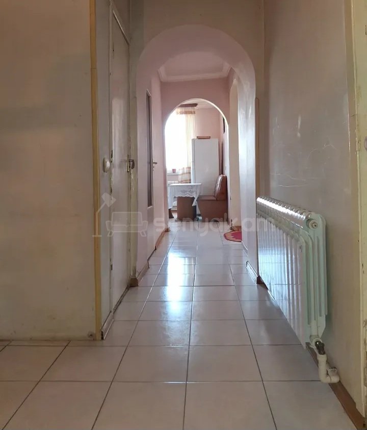 3 Սենյականոց Բնակարան Քարե Շենքում, 74քմ, 4/4 հարկ, Նորմալ Վիճակում