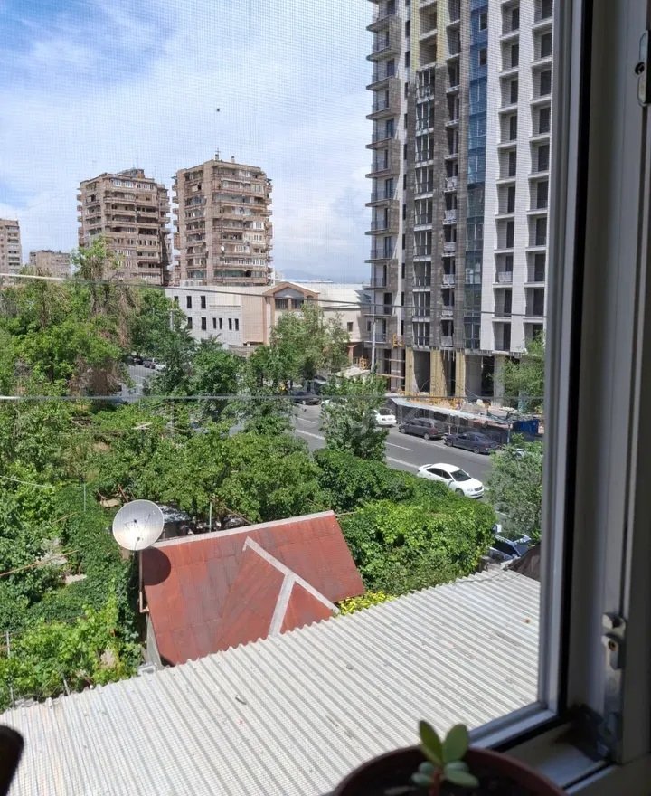 3 Սենյականոց Բնակարան Քարե Շենքում, 74քմ, 4/4 հարկ, Նորմալ Վիճակում