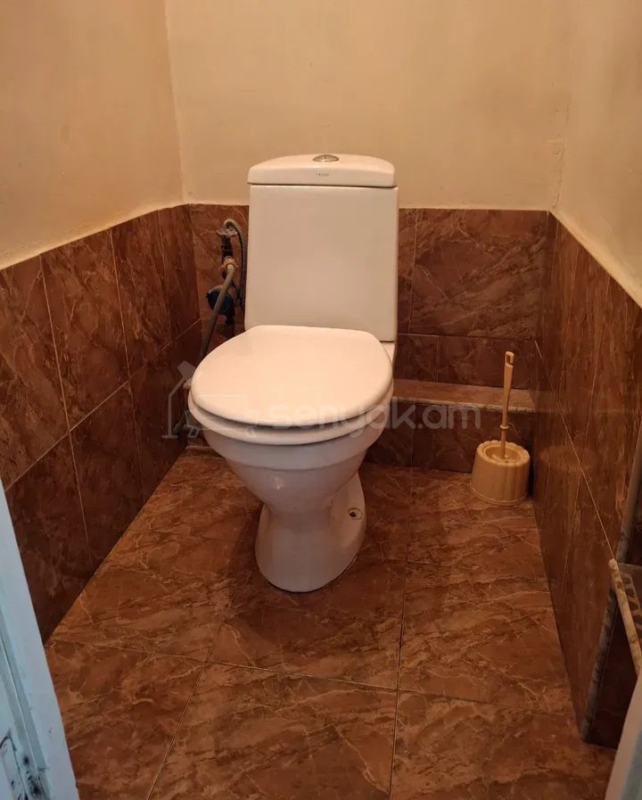 3 Սենյականոց Բնակարան Քարե Շենքում, 74քմ, 4/4 հարկ, Նորմալ Վիճակում