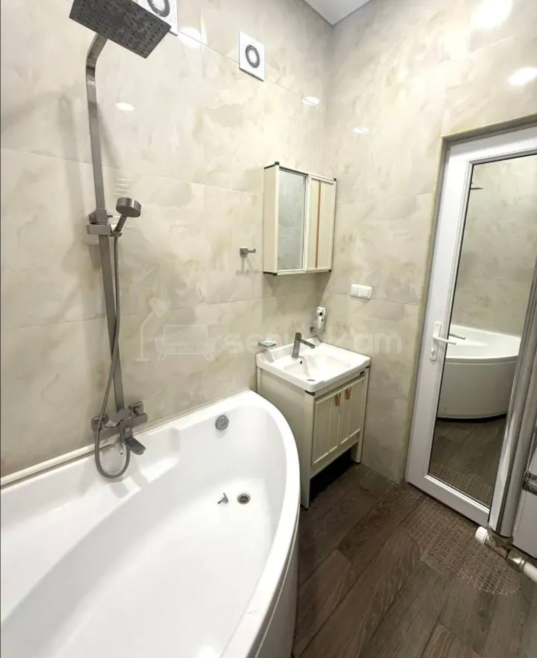 3 Սենյականոց Բնակարան Քարե Շենքում, 100քմ, 5/5 հարկ, Կապիտալ Վերանորոգված, Կահավորված