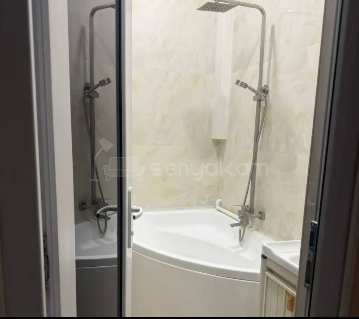 3 Սենյականոց Բնակարան Քարե Շենքում, 100քմ, 5/5 հարկ, Կապիտալ Վերանորոգված, Կահավորված