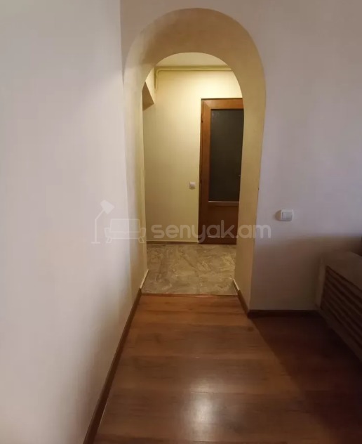 1 Սենյականոց Բնակարան Քարե Շենքում, 33քմ, 2/4 հարկ, Կապիտալ Վերանորոգված