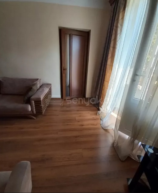 1 Սենյականոց Բնակարան Քարե Շենքում, 33քմ, 2/4 հարկ, Կապիտալ Վերանորոգված