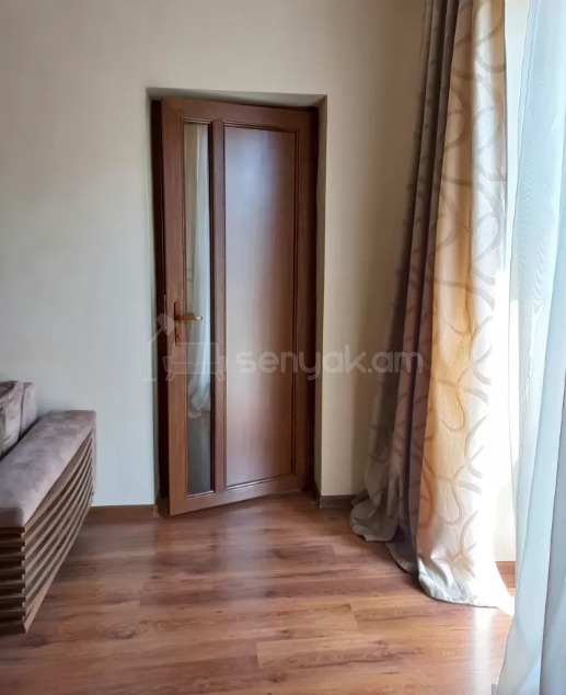 1 Սենյականոց Բնակարան Քարե Շենքում, 33քմ, 2/4 հարկ, Կապիտալ Վերանորոգված