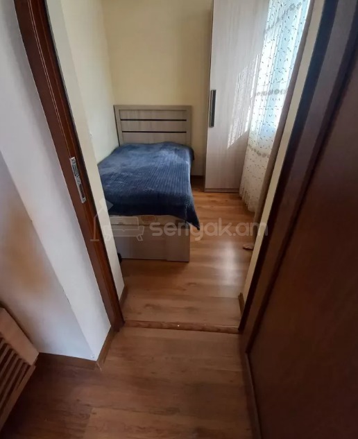 1 Սենյականոց Բնակարան Քարե Շենքում, 33քմ, 2/4 հարկ, Կապիտալ Վերանորոգված