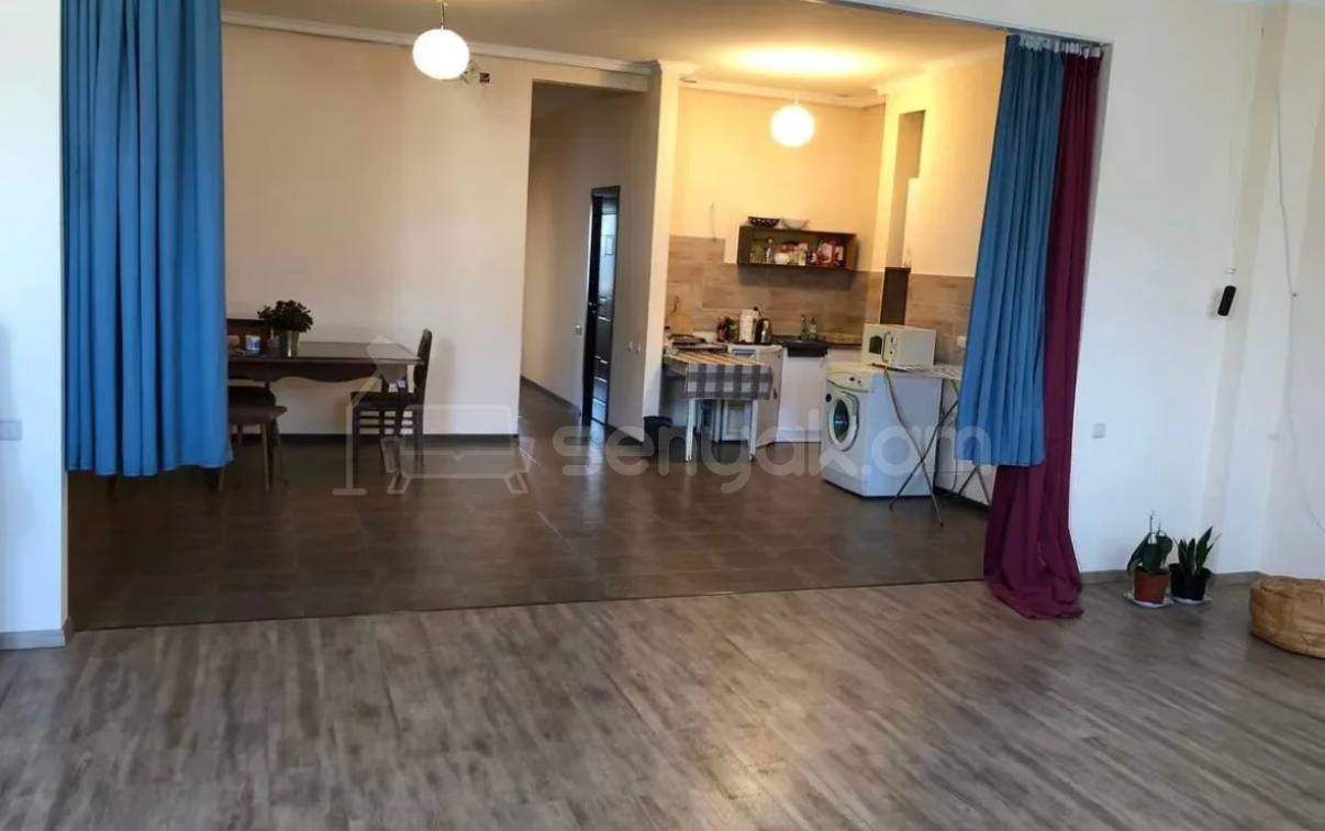 3 Սենյականոց Բնակարան Քարե Շենքում, 128քմ, 6/6 հարկ, Կապիտալ Վերանորոգված