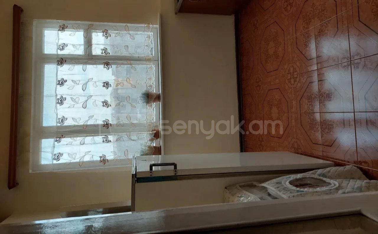 2 Սենյականոց Բնակարան Քարե Շենքում, 52քմ, 2/5 հարկ, Նորմալ Վիճակում, Կահավորված, Արևկող