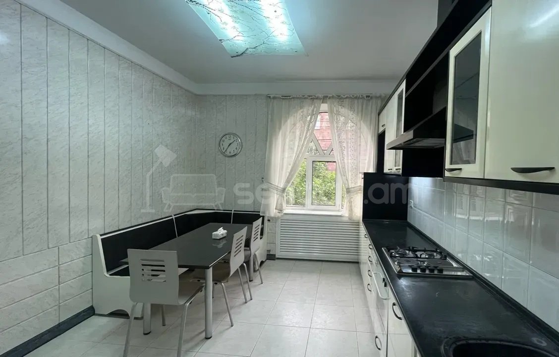 3 Սենյականոց Բնակարան Քարե Շենքում, 82քմ, 2/4 հարկ, Կապիտալ Վերանորոգված, Կահավորված