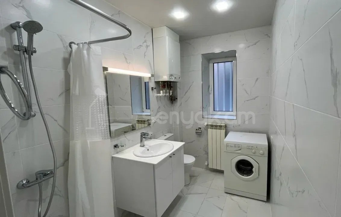 3 Սենյականոց Բնակարան Քարե Շենքում, 82քմ, 2/4 հարկ, Կապիտալ Վերանորոգված, Կահավորված