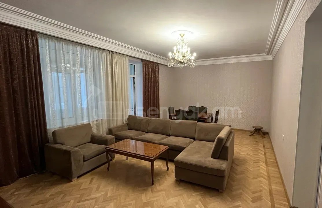 3 Սենյականոց Բնակարան Քարե Շենքում, 82քմ, 2/4 հարկ, Կապիտալ Վերանորոգված, Կահավորված