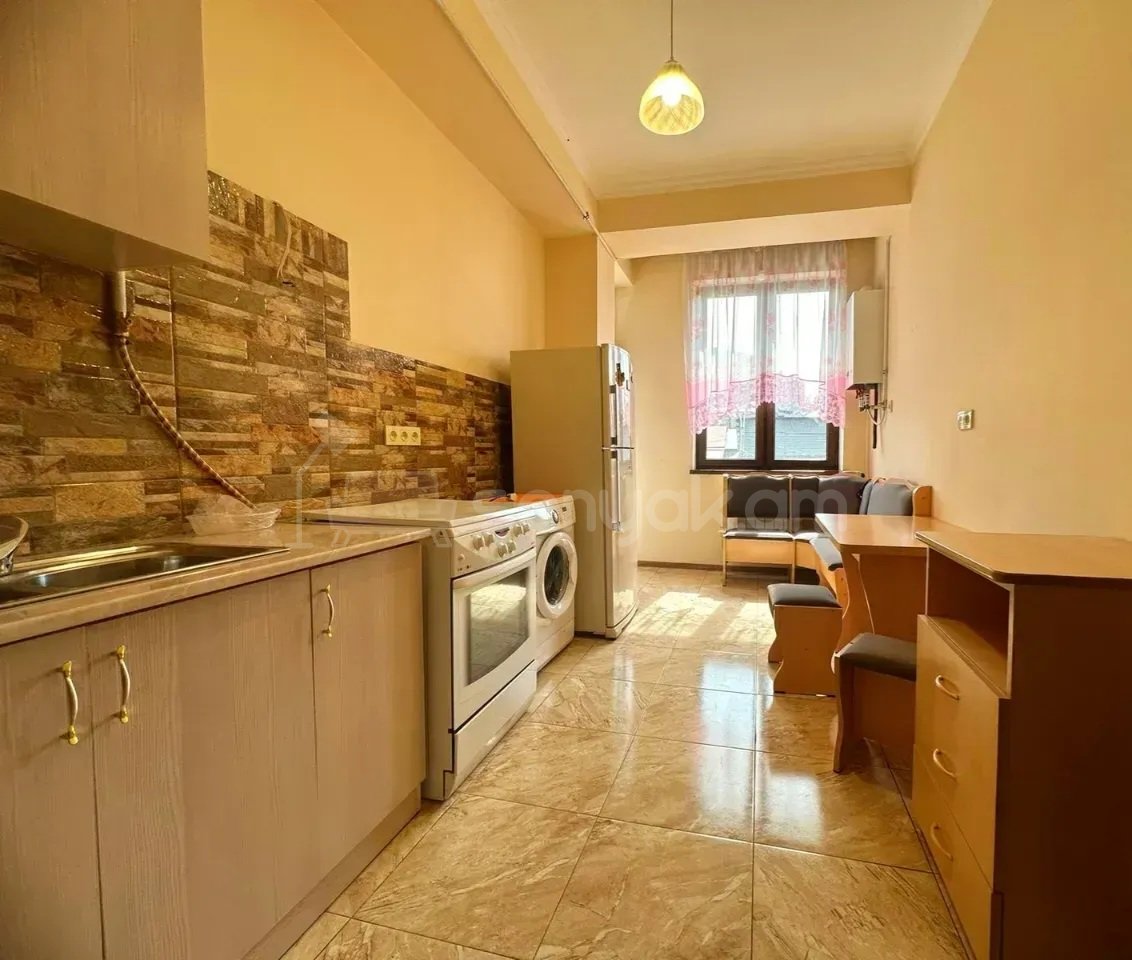 3 Սենյականոց Բնակարան Քարե Շենքում, 85քմ, 2/5 հարկ, Կապիտալ Վերանորոգված, Կահավորված