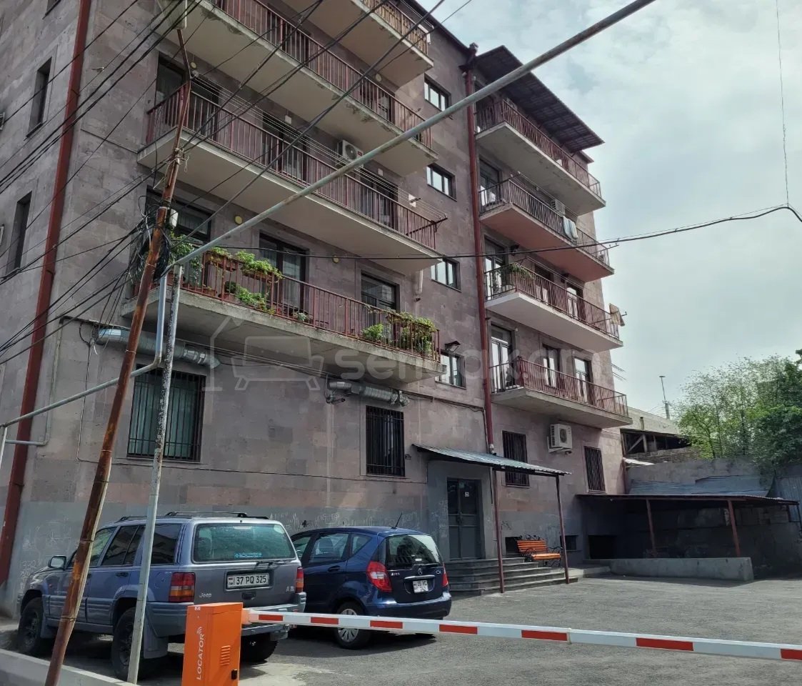 3 Սենյականոց Բնակարան Քարե Շենքում, 85քմ, 2/5 հարկ, Կապիտալ Վերանորոգված, Կահավորված