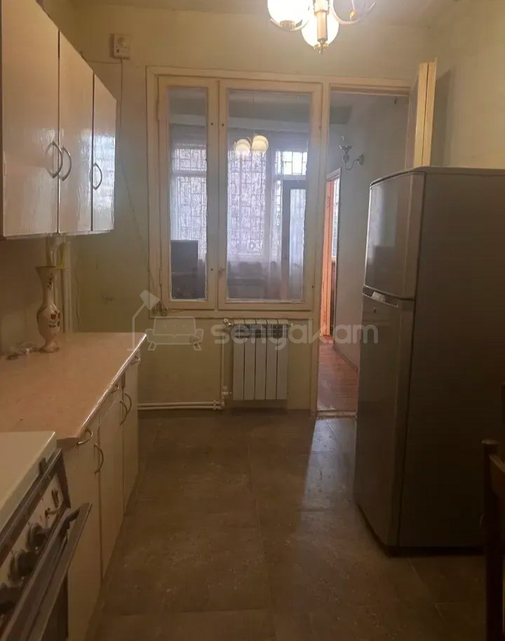 3 Սենյականոց Բնակարան Քարե Շենքում, 80քմ, 1/5 հարկ, Նորմալ Վիճակում, Կահավորված