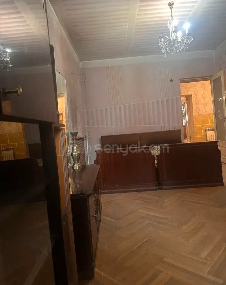 3 Սենյականոց Բնակարան Քարե Շենքում, 80քմ, 1/5 հարկ, Նորմալ Վիճակում, Կահավորված