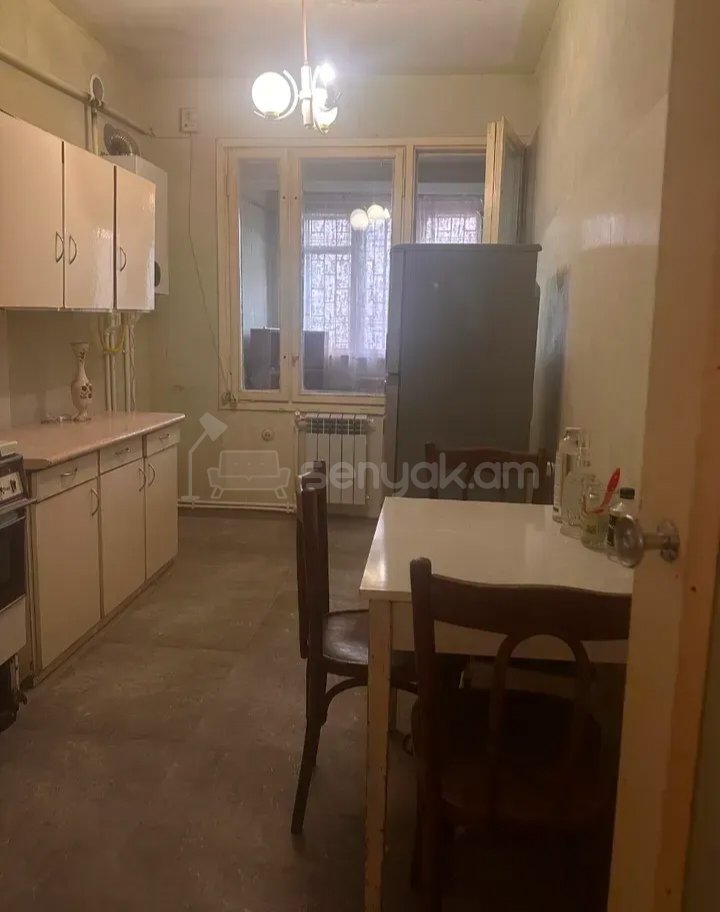 3 Սենյականոց Բնակարան Քարե Շենքում, 80քմ, 1/5 հարկ, Նորմալ Վիճակում, Կահավորված