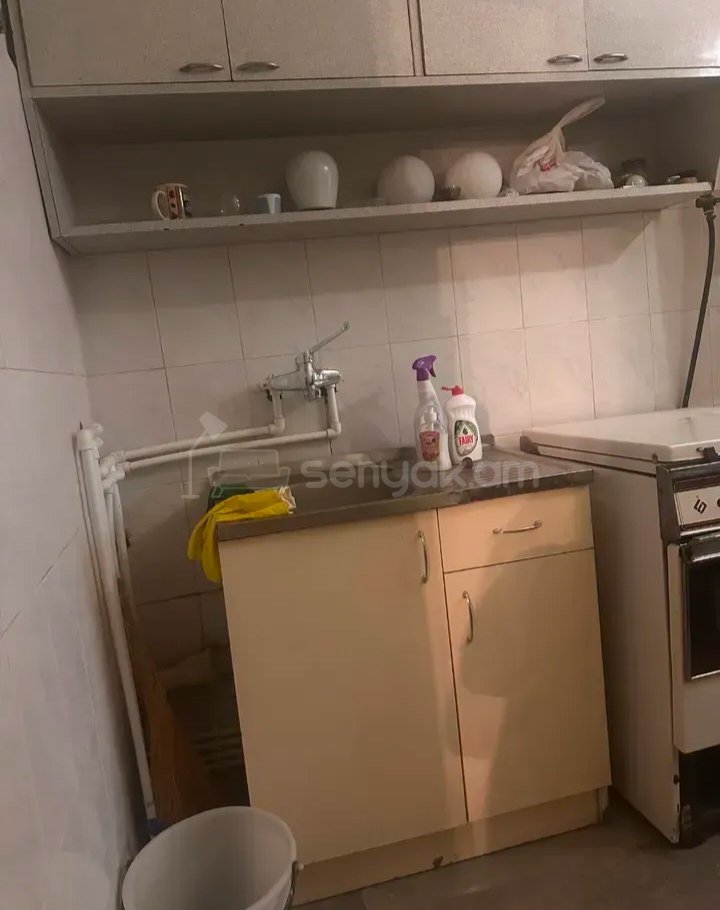 3 Սենյականոց Բնակարան Քարե Շենքում, 80քմ, 1/5 հարկ, Նորմալ Վիճակում, Կահավորված