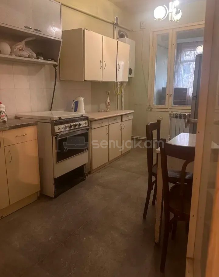 3 Սենյականոց Բնակարան Քարե Շենքում, 80քմ, 1/5 հարկ, Նորմալ Վիճակում, Կահավորված