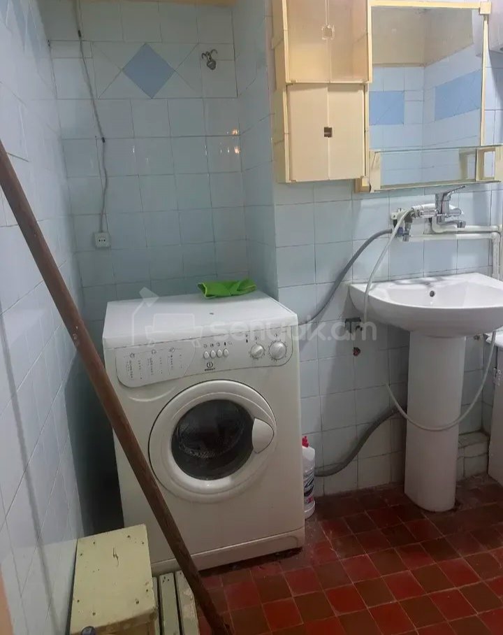 3 Սենյականոց Բնակարան Քարե Շենքում, 80քմ, 1/5 հարկ, Նորմալ Վիճակում, Կահավորված
