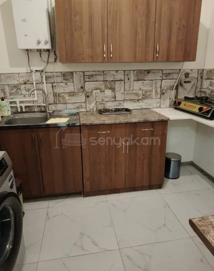 1 Սենյականոց Բնակարան Քարե Շենքում, 45քմ, 2/5 հարկ, Կապիտալ Վերանորոգված, Կահավորված