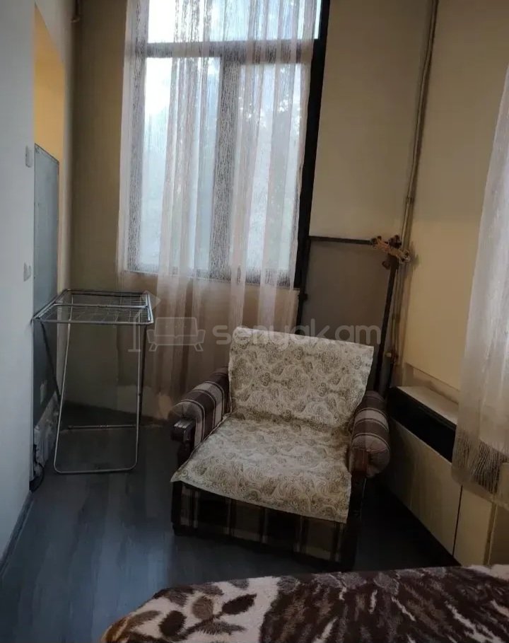 1 Սենյականոց Բնակարան Քարե Շենքում, 45քմ, 2/5 հարկ, Կապիտալ Վերանորոգված, Կահավորված