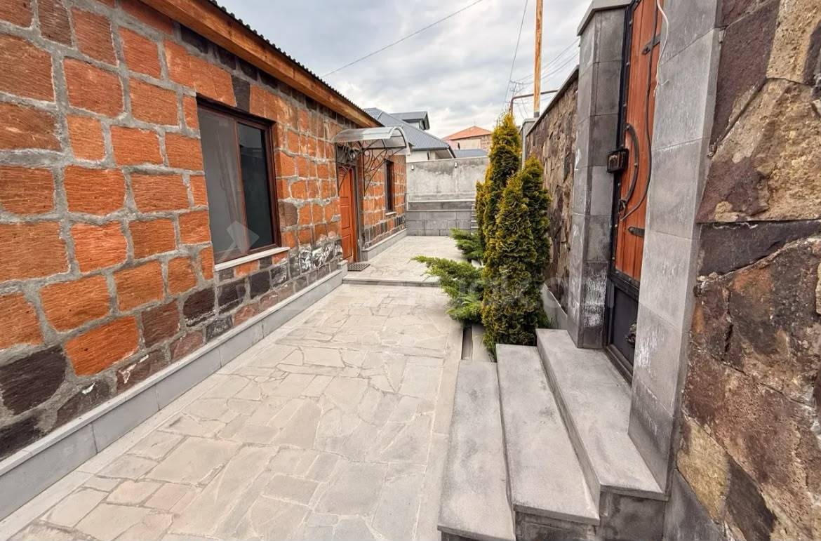 2 Սենյականոց Սեփական Տուն, 70քմ, Կապիտալ Վերանորոգված, Կահավորված, Ավտոտնակով