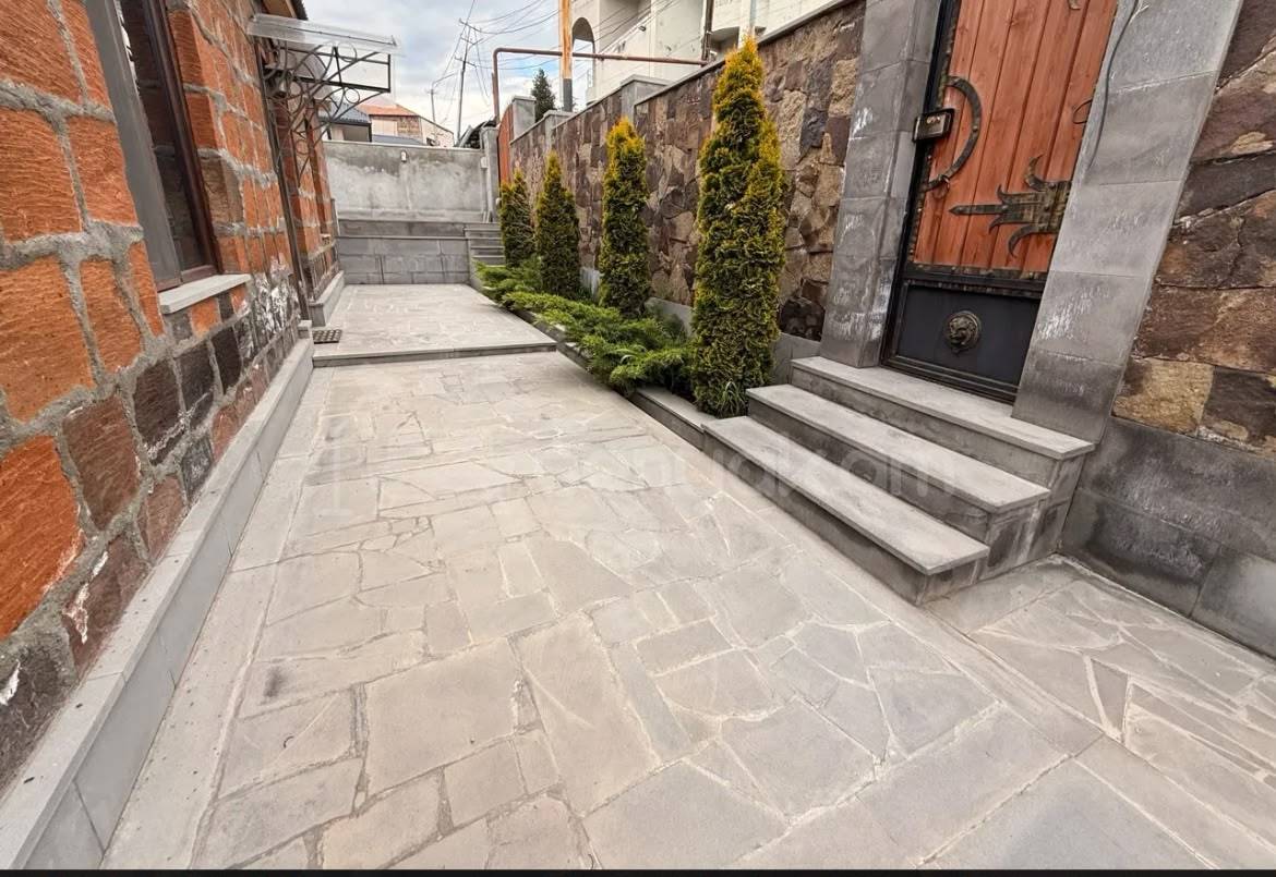 2 Սենյականոց Սեփական Տուն, 70քմ, Կապիտալ Վերանորոգված, Կահավորված, Ավտոտնակով